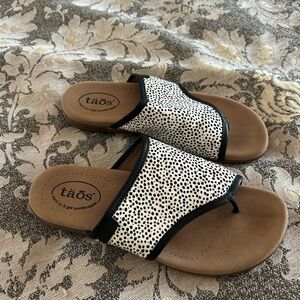 Taos Boundary Sandals Women's 9 Black White Leather Cheetah Print Comfort Thong